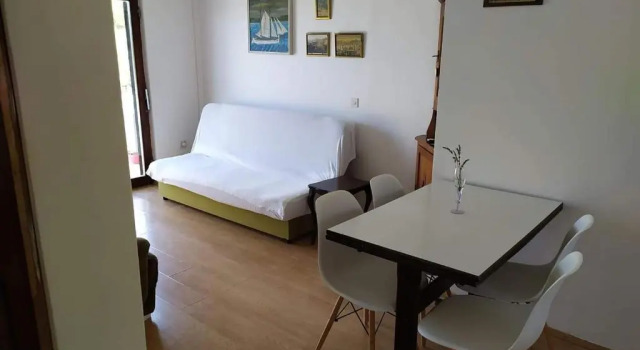 Apartments 1st line to sea and beach,quiet area,private parking,terrace with sea view, Забронировать Апартаменты/квартира Отели Врбоска с парковкой, рядом с Частный Пляж «Виллы Эмма», Парковка