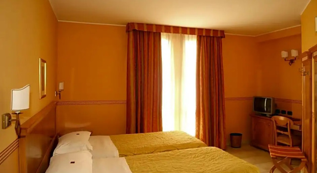 Hotel Ristorante Novecento, Reserva ahora Hotel Hoteles en Palidano con aparcamiento, Aparcamiento