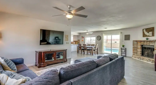 Коттедж 2 Mi to Lake Havasu: Pet-friendly Home