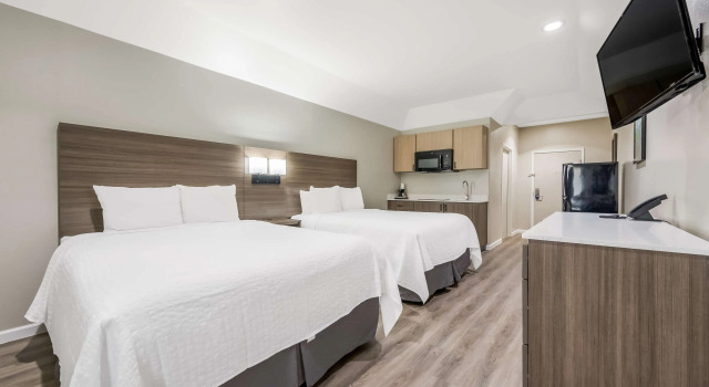 Четырёхместный номер Standard SureStay Studio by Best Western Conroe Downtown