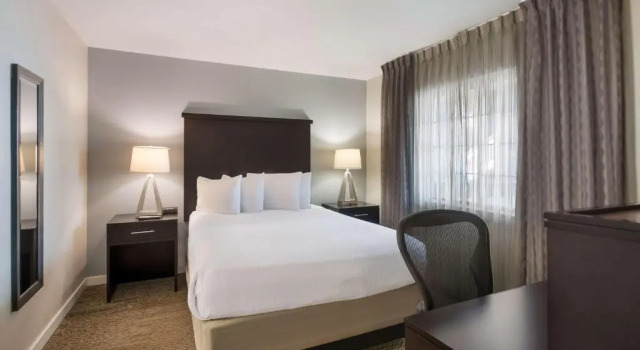 Четырёхместный номер Standard с 2 комнатами Sonesta ES Suites Dulles Airport