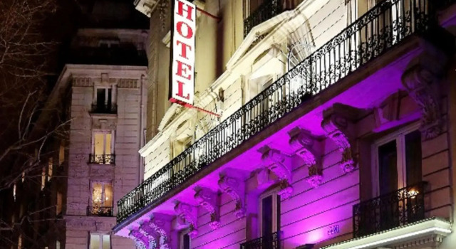 Кровать в общем номере Grand Hotel Francais