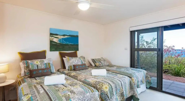 Beach House 7' 26 One Mile Close - air conditioned, wifi, foxtel, linen, 예약 호텔 One Mile Port Stephens