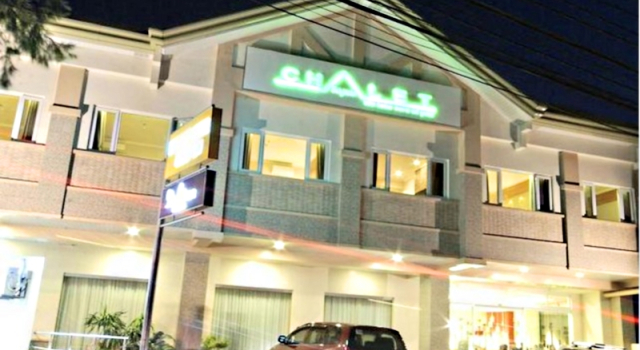 Кровать в общем номере Chalet Baguio