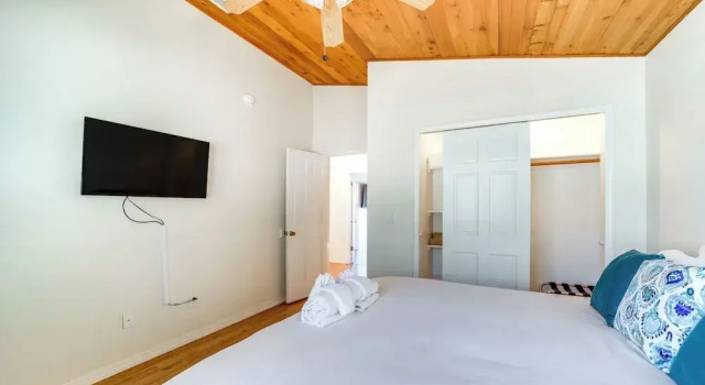 Castle Rock Views: Sedona Retreat w/ Hot Tub!, Забронировать Дом для отпуска Отели Вилладж оф Оук Крика с парковкой, рядом с Загородный клуб Ок-Крик, Парковка