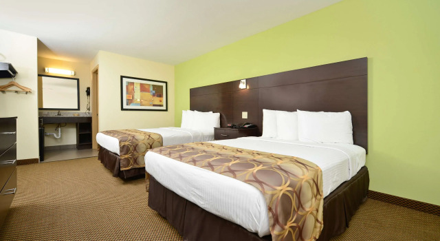 Четырёхместный номер Standard Americas Best Value Inn & Suites Lake Charles at I-210 Exit 11