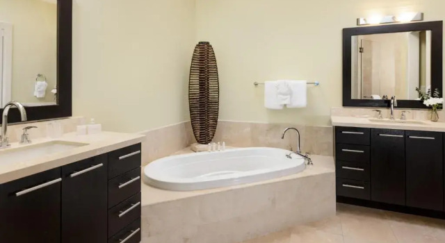 Люкс с 2 комнатами oceanfront The Venetian on Grace Bay