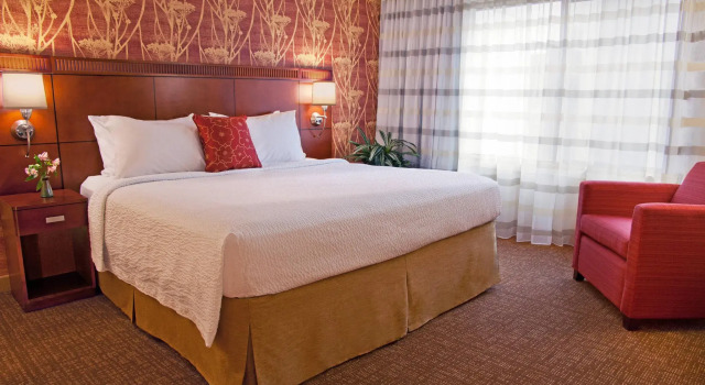 Двухместный люкс с 2 комнатами Courtyard by Marriott Spokane Downtown at the Convention Center