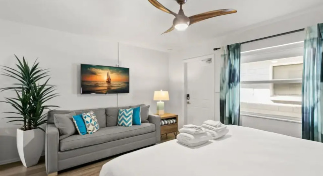Студия Studio w/ King Bed Heated Pool, Steps to Beach!