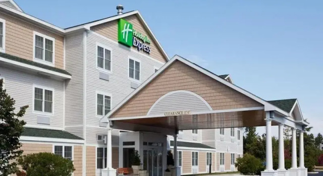 Кровать в общем номере Holiday Inn Express Hotel & Suites Freeport by IHG