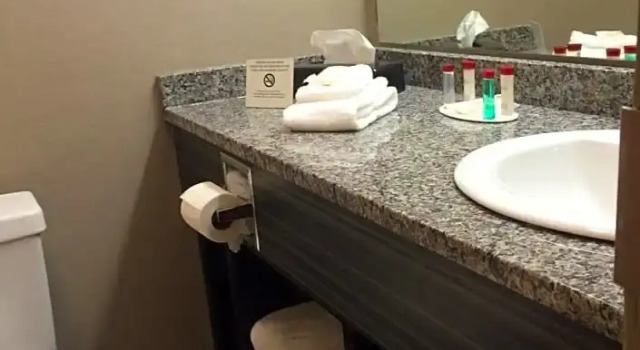 Люкс Deluxe Comfort Inn Huntington near University area