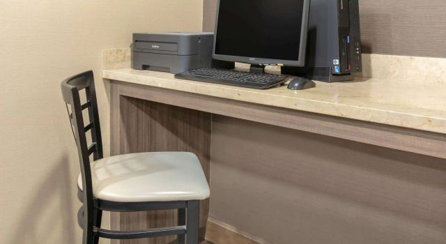 Days Inn & Suites by Wyndham Arlington Near Six Flags, Забронировать Мини-отель Отели Арлингтон с бассейном, Бассейн
