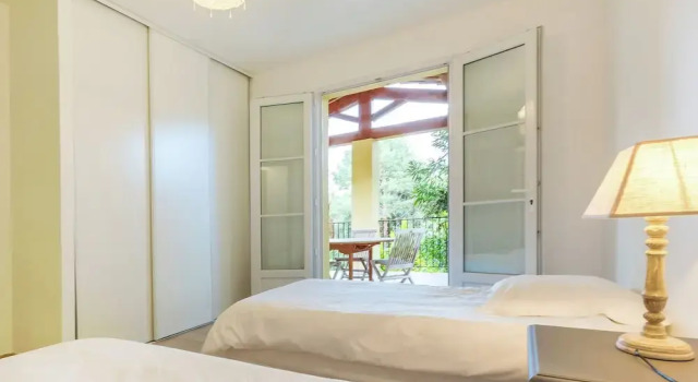 Luxury apartment for four people near golf course in the heart of Provence