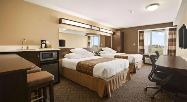 Четырёхместный люкс Microtel Inn & Suites by Wyndham Blackfalds Red Deer North