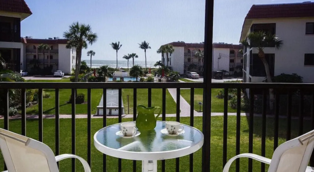 Sandalfoot Beachfront Condominium, Забронировать Отель Санибел Санибел, рядом с Торговая палата Санибела
