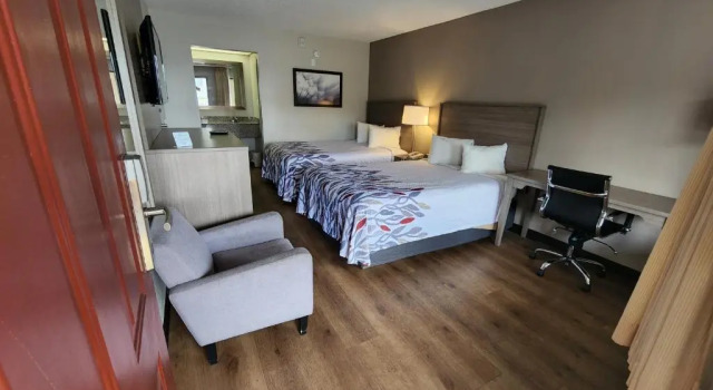 Четырёхместный номер Deluxe Red Roof Inn Perry