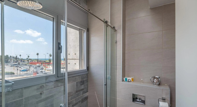 Beautiful Sunny 3 bedrooms in font of the beach, Забронировать Отель Отели Тель-Авива с парковкой, рядом с Алмазная биржа, Парковка