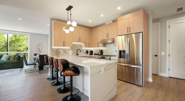 Welcoming Month Long Stays 2BD 2BA With Parking, Varaa Huoneisto Chicago 