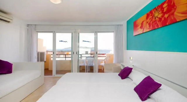 Трёхместный номер Hostal Costa Blanca