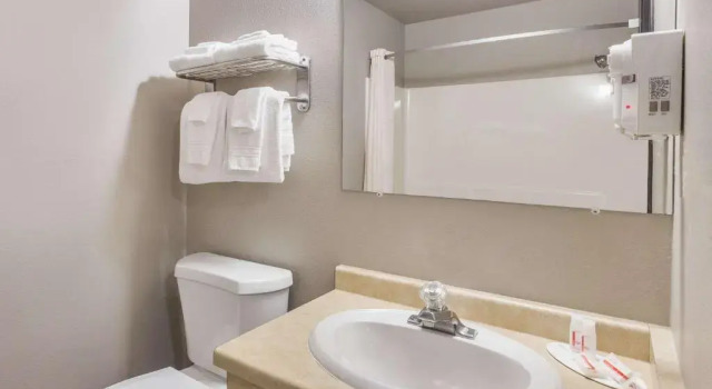 Номер Standard Super 8 by Wyndham Green Bay Near Stadium