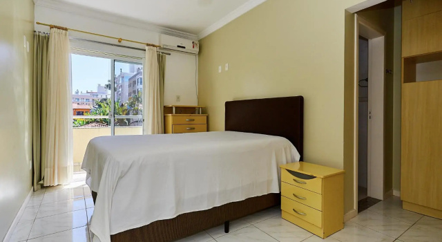 1040 - Departamento 2 quartos na Rua Pirajica . 200 m da Praia Bombinhas Centro, Забронировать Отель Бомбиньяс Санта-Катарина