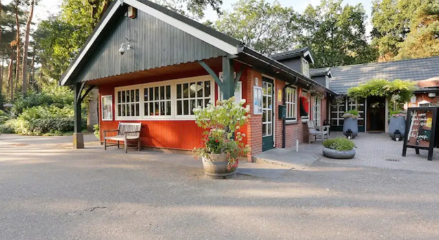 Шале Charming Pondside Chalet