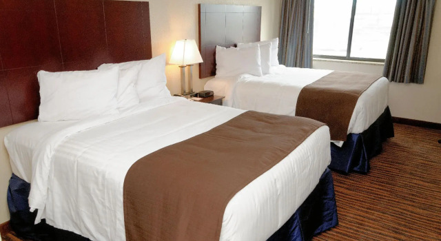 Четырёхместный семейный люкс Cobblestone Inn & Suites - Denison | Oak Ridge