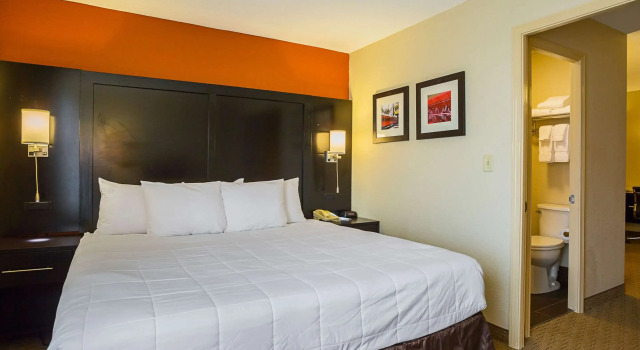 Двухместный люкс Clarion Inn & Suites Evansville Eastland Area