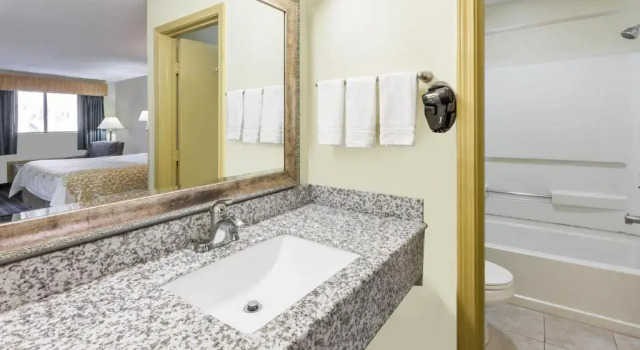 Номер Deluxe Days Inn by Wyndham Kent - Akron