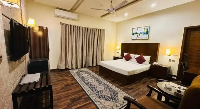 Camera Standard Shelton’s Rezidor Lahore