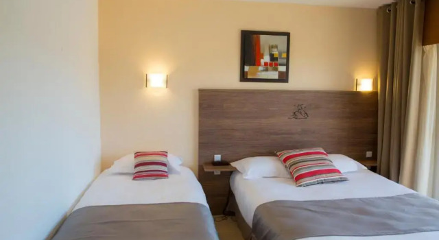 Трёхместный номер Standard с балконом и с видом на сад Arc Hôtel Sur Mer