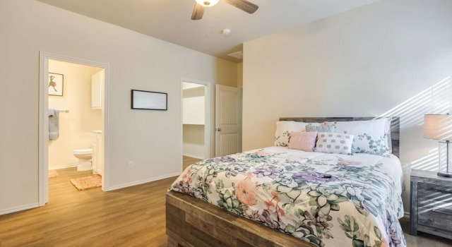 Charming Allure Guest House Near Hospitals 2 Bedroom Home by RedAwning, Book Pension Oklahoma City Oklahoma