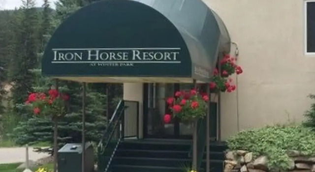 Iron Horse Studio Retreat, Забронировать Отель Отели Винтер Парка с парковкой, рядом с Зимний парк Amaze'n Maze, Парковка