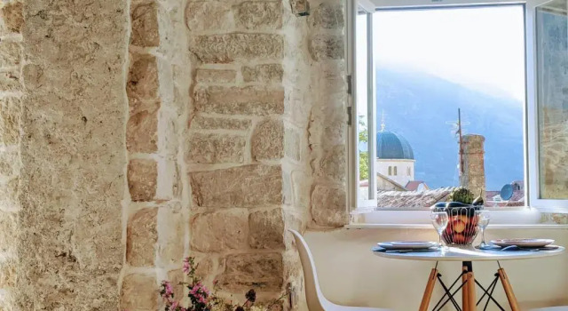 Апартаменты Romantic Rooftop View Hideaway- Old Town Nr 404