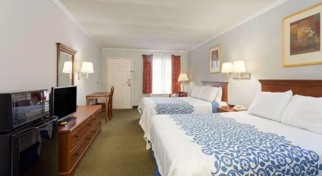 Четырёхместный номер Standard Days Inn by Wyndham Clinton
