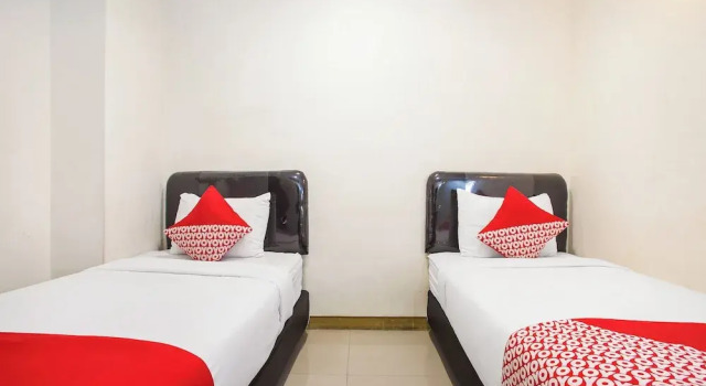 Deluxe Twin room Hotel O Genteng Near Genteng Market Formerly Uno Hotel