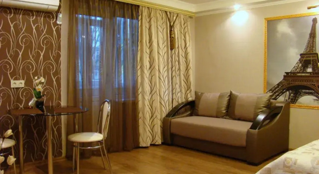 Апартаменты Kvartira-studio na prospekte Aleksandra Polia "Parizh" (Studio apartment on Oleksandra Polia "Paris")