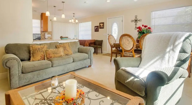 Charming Home w/ Patio Near Vanderbilt Beach, Забронировать Отель Отели Норт-Нейплс 3 звезды, 3*
