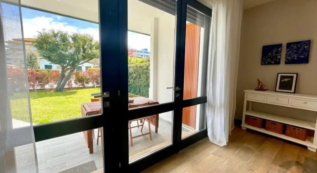 Вилла с 2 комнатами с видом на сад Beachside villa with private garden