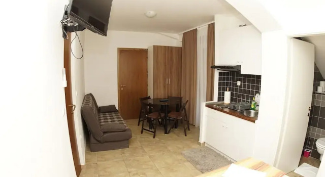Inviting Apartment 14 Sleeps 3 Guests, Prenota Appartamento Splitska 