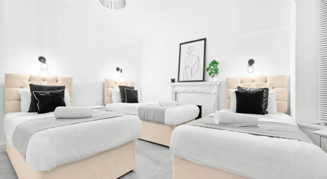 Spacious House With Garage and Garden South of Birmingham Centre