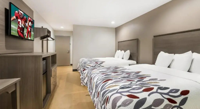 Четырёхместный номер Deluxe Red Roof Inn Sulphur