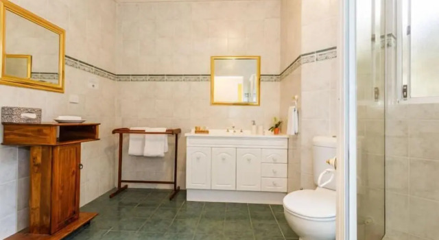 Двухместный номер Standard с видом на бассейн Inn The Tuarts Guest Lodge