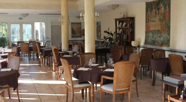 Трёхместный номер Standard Logis Hôtel Les Cimes