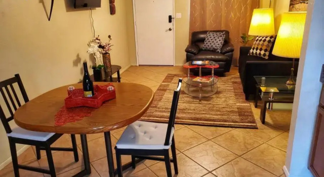 Perfect Location ASU Tempe 1 Bd 1Bath couples getaway!, Забронировать Отель Пруд в Темпе 