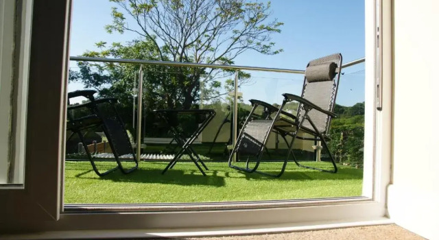 Апартаменты Modern Self-Contained Annex 10 min walk to beach
