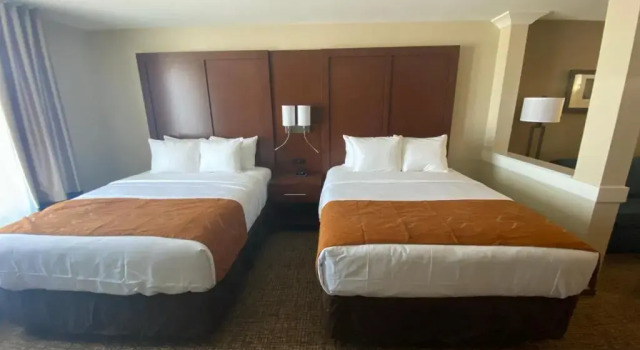 Четырёхместный номер Standard Comfort Suites Midland West