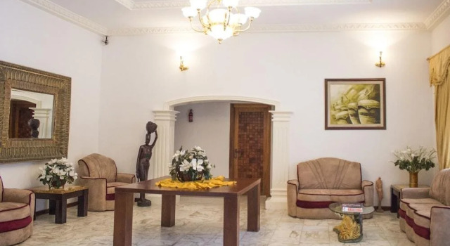 Embassy Suites Hotels & Restaurant, Buchen Sie Hotel Monrovia Greater Monrovia