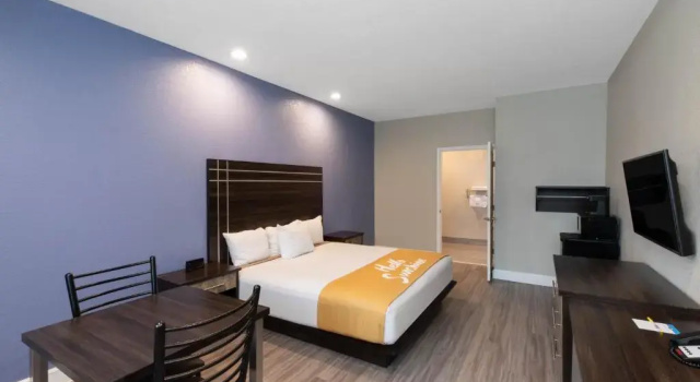 Четырёхместный номер Standard Days Inn & Suites by Wyndham La Porte