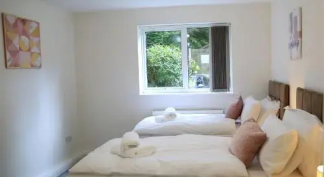 Gorgeous ground floor apartment + free parking